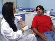 Dentista Safada Dando pro Paciente no Consultorio